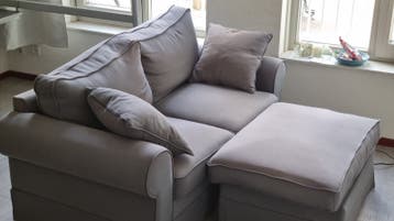 Comfortabele grijs/blauwe bank met pouf