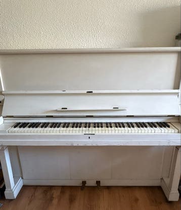 Antieke witte piano – opknapper/decoratiestuk