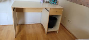 Bureautjes  2 stuks wit. Leuk voor slaap/studeerkamer