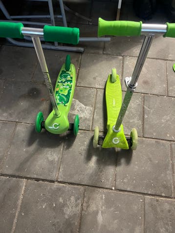 Twee groene kindersteps, zo goed als nieuw