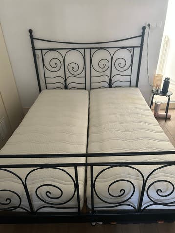 Tweepersoonsbed 160x200 met smeedijzeren frame en matrassen