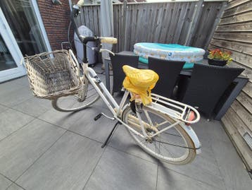 Oude damesfiets met mandje