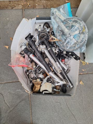En doos vol met fietsonderdelen GRATIS af te halen!