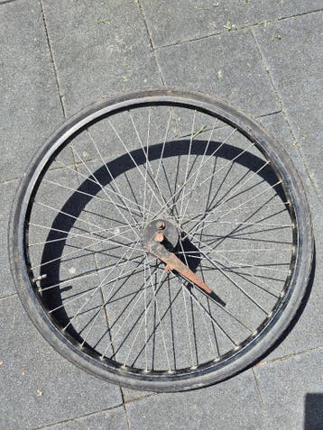 Zwarte alum voorwiel met Sturmey Archer Naaf 28 1 3/8