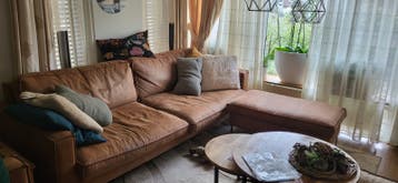 Cognac bank met losse hocker