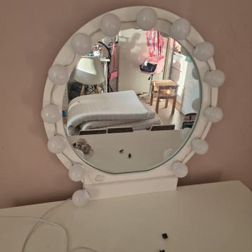 Leuke make-up tafel / vanity met licht + kruk