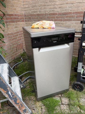 Defecte Whirlpool vaatwasser - Gaat aan, pompt, wast niet