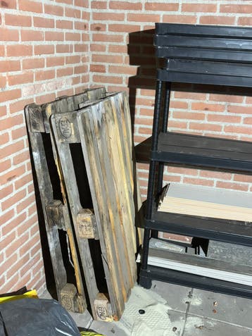2 free pallets