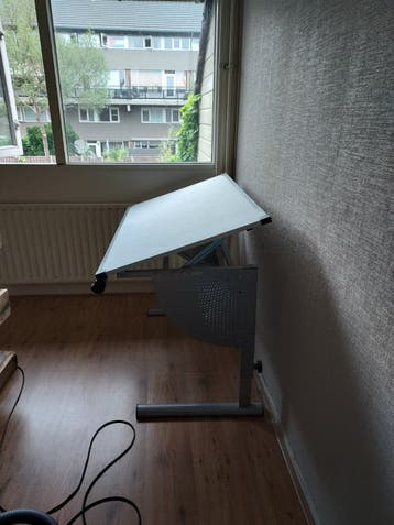 Gratis bureau/ tekentafel - moet schoongemaakt worden