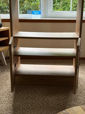 Houten kast met planken en deurtjes