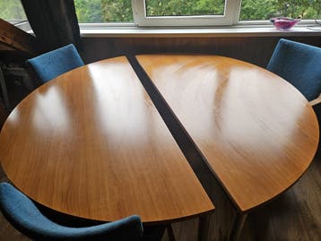 ronde tafel, ook in 2 halve tafels opstelbaar