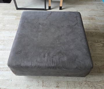 Antraciet poef met houten poten - 80x80x40 cm