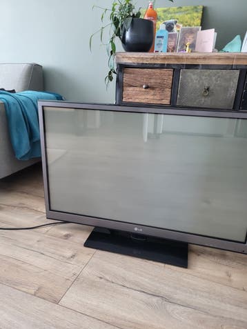 LG 42PW451 Plasma TV - 42 inch Full HD