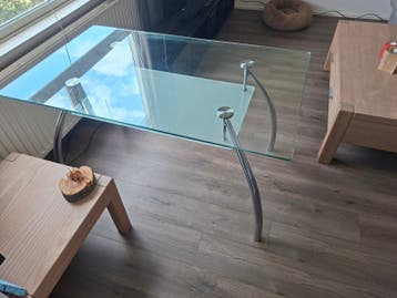 gratis Glazen tafel met metalen onderstel