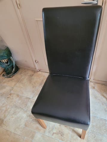 Bruine letherlook eetkamerstoel met houten poten