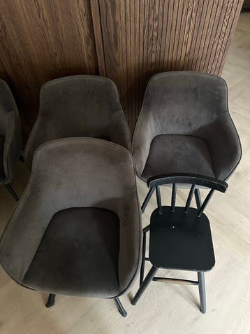 Gratis afhalen: 6 antraciet eetkamerstoelen + kinderstoel