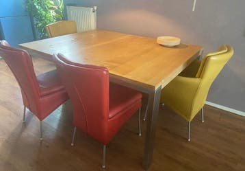 eettafel met stoelen