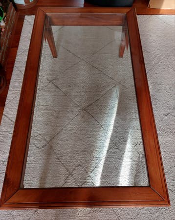 Elegante salontafel met glazen blad en houten frame