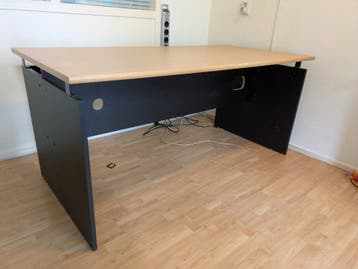 Bureau. Gratis af te halen.