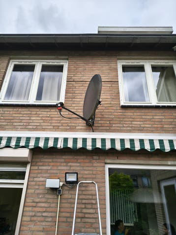 Schotelantenne voor satellietontvangst