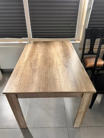 Eettafel met beschadiging