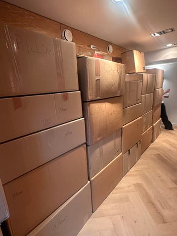 GRATIS Grote partij hoteldekbedden & kussens (60+ stuks)