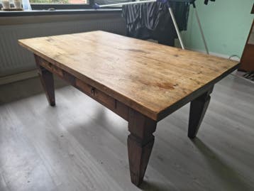 Robuuste houten salontafel met lades