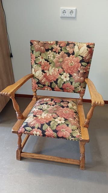 GRATIS AFHALEN! Leuke stoelen met gestoffeerd zitgedeelte