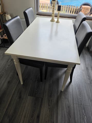 eettafel + 4 stoelen