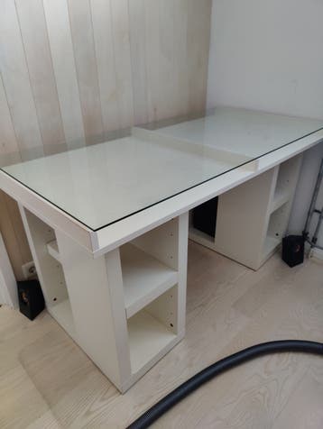 Wit bureau met glazen blad en opbergruimte