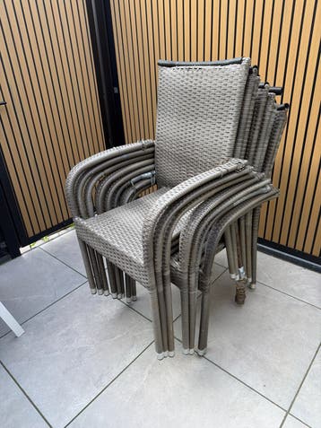 Gratis 8 tuinstoelen met beschadigingen