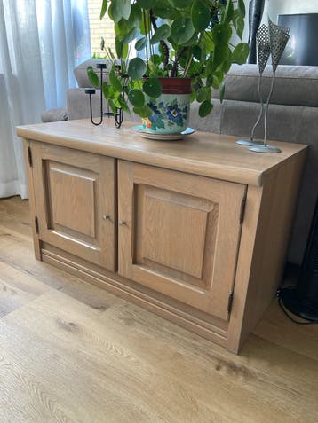 Houten kastje met twee deurtjes