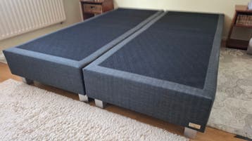 Gratis Bed/ Boxsprings met hoofdbord.