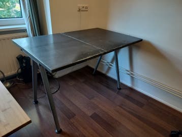 Gebruikte tafel met metalen onderstel