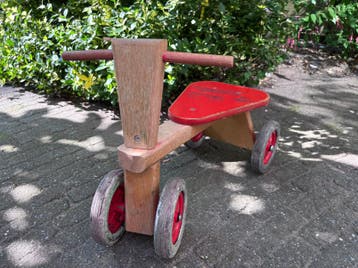 Houten loopfietsje