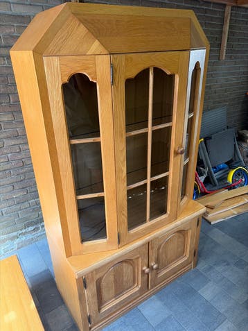 Houtenkast met opbergruimte