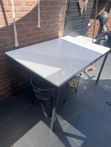 Moderne tafel met wit blad en metalen onderstel