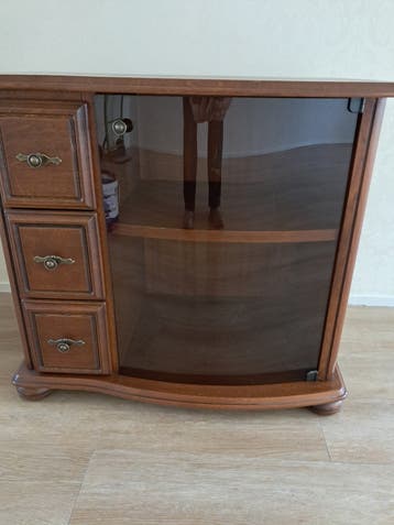 Houten kastje met lades en glazen deur
