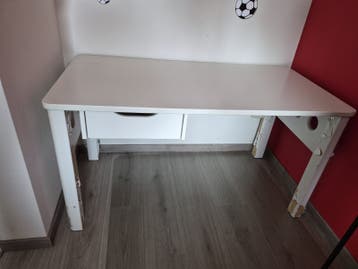 Wit kinderbureau met lade