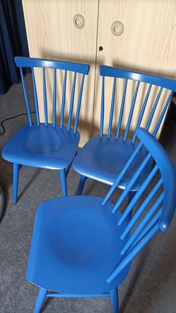 Houten stoelen, geschilderd in blauw