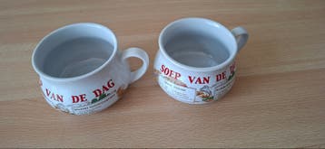 Diverse serviesonderdelen: kommen, mokken en theepot
