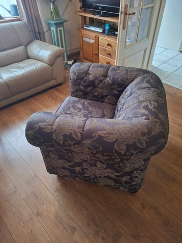 Comfortabele fauteuil met elegant bloemenpatroon