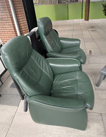 2 x Comfortabele groene leren fauteuil met verstelbare rug