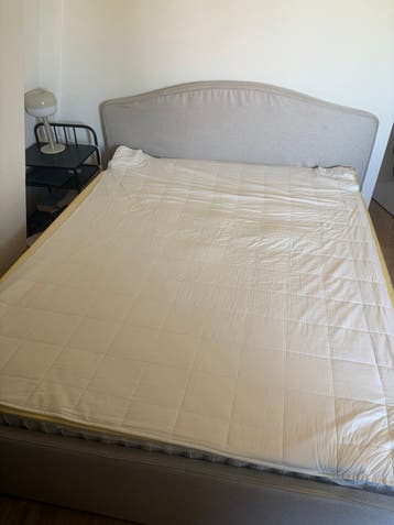 Tweepersoonsbed met gestoffeerd hoofdeinde