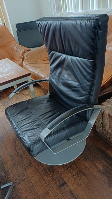 Gratis af te halen zwart leren fauteuil
