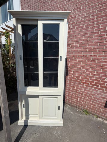 Crème-wit vitrinekast met glazen schuifdeuren