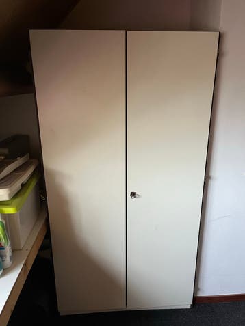 Witte kledingkast met hangruimte
