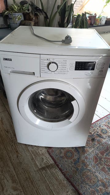 Kapotte Zanussi wasmachine met brandlucht - gratis ophalen