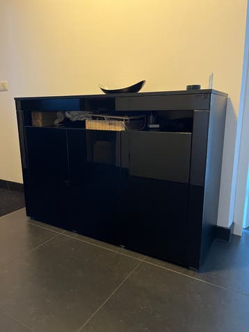 Gratis !! Zwart hoogglans dressoir met veel opbergruimte