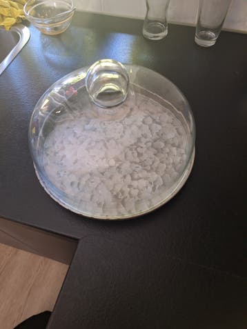 Glazen stolp met metalen dienblad zie omschrijving